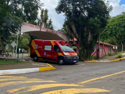 Jovem sofre queda de moto durante aula de direção