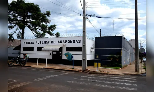 Jovem tenta jogar celulares na cadeia e é apreendido