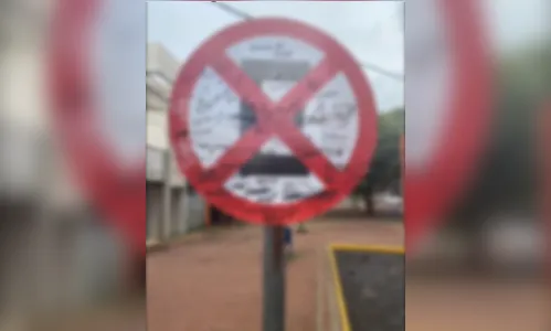 Jovens picham placa de sinalização no centro de Apucarana