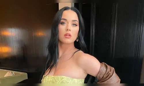 Katy Perry posta clique com look com estampas de cobras