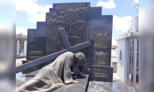 Mais uma família oferece recompensa por estátua furtada