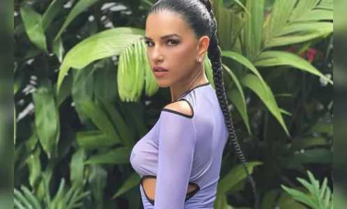 Mariana Rios surge com vestido transparente e fio-dental