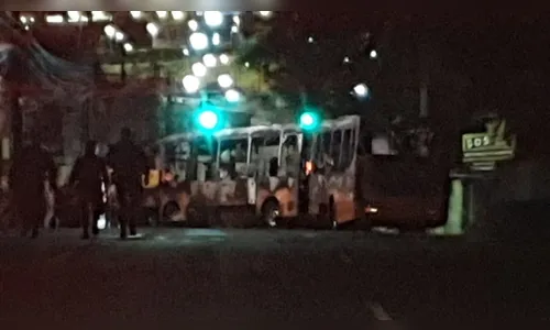 Moradores incendeiam ônibus após homem morrer em confronto