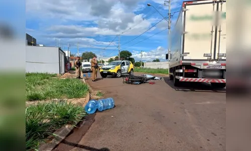 Motociclista de 21 anos morre ao colidir contra caminhão