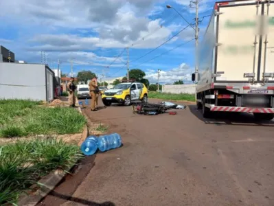 Motociclista de 21 anos morre ao colidir contra caminhão