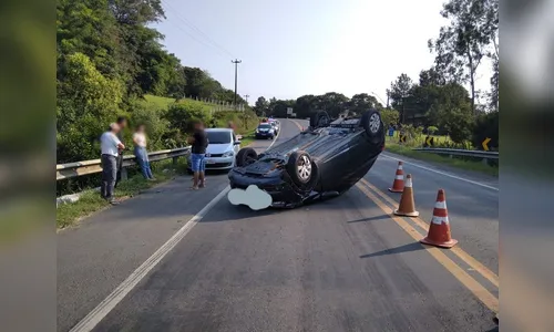 Motorista capota carro ao fazer ultrapassagem na BR-153