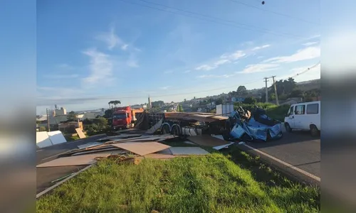 Motorista fica preso às ferragens após colisão na PR-151