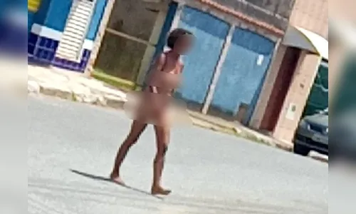 Mulher anda nua por rua de SP e é resgatada por ambulância