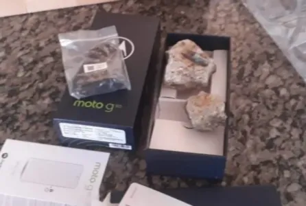 Mulher compra celular pela internet e recebe pedras