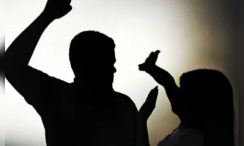 Mulher é agredida e ameaçada de morte pelo marido na frente dos filhos