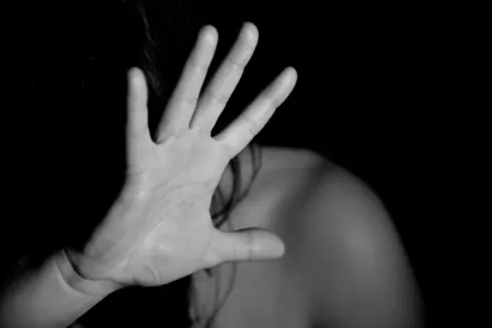 Mulher é agredida pelo marido e sofre corte no supercílio