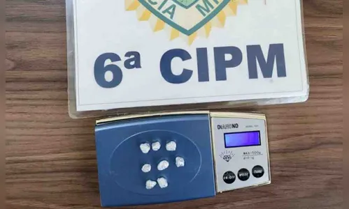 Mulher de 50 anos é presa e menor apreendido por tráfico