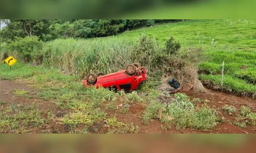 Mulher fica ferida em capotamento na PR-170 em Borrazópolis
