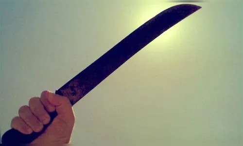 Mulher invade casa do ex-marido com facão para cobrar pensão