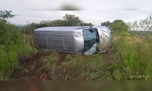 Mulher morre durante capotamento de van na BR-277