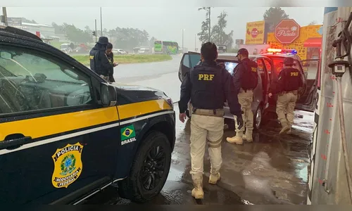 PRF apreende quase 30 quilos de maconha escondida em carro