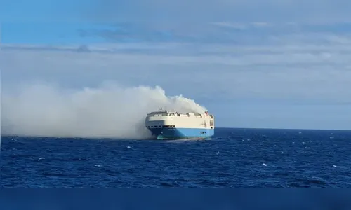 Navio com carros de luxo afunda no Atlântico após pegar fogo