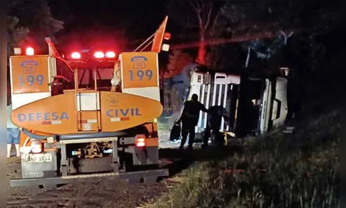Motorista fica ferido após tombamento  de caminhão na PR-466