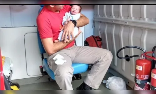 Bombeiro salva vida de bebê de 15 dias que estava engasgado