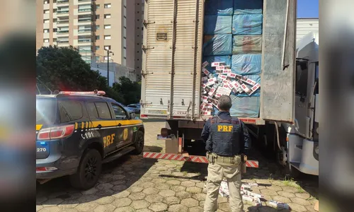 PRF apreende caminhão abarrotado com contrabando de cigarros