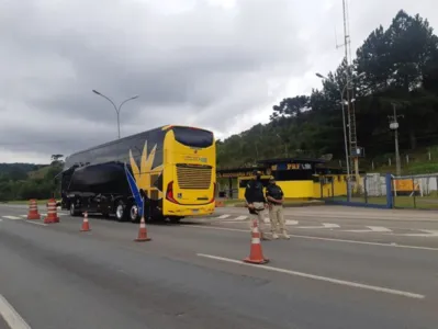 PRF flagra motorista bêbado em ônibus que levava 29 pessoas