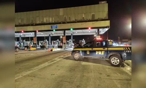 PRF prende quatro homens furtando praça de pedágio no PR