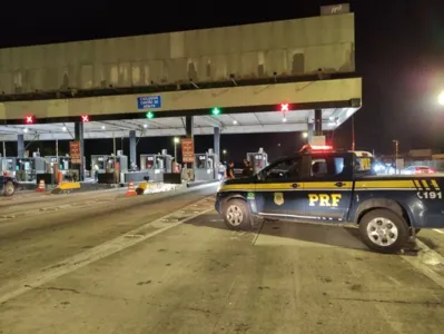 PRF prende quatro homens furtando praça de pedágio no PR