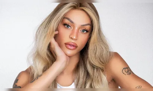 Pabllo Vittar surge de biquíni fio-dental e esbanja bumbum