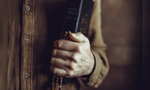 Padre é proibido de realizar exorcismo no Brasil; entenda
