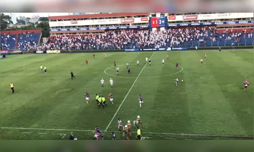 Paraná Clube perde e está rebaixado; torcida invade o campo