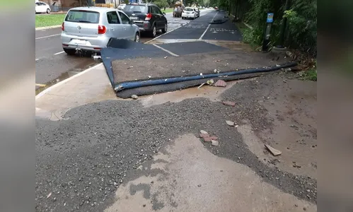 Parte da pista de caminhada é levada pela chuva em Maringá
