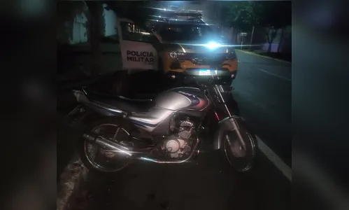 Policiais encontram moto furtada no centro de Apucarana