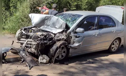 Batida entre carro e caminhão deixa três feridos na PR-487