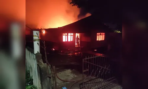 VÍDEO: casa na Vila Nova fica destruída após incêndio