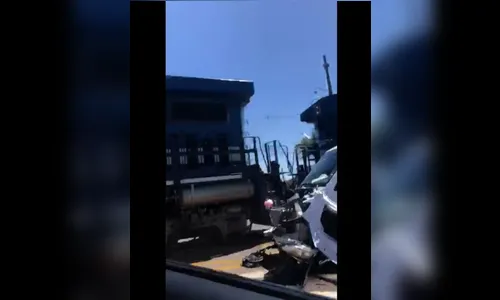 Vídeo flagra acidente entre trem e caminhão em Arapongas; veja