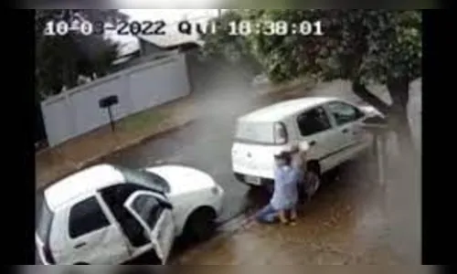 Vídeo: homem tenta furtar combustível de carro estacionado