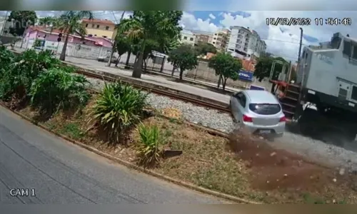 Vídeo: locomotiva arrasta veículo com idosas por quase 70 m
