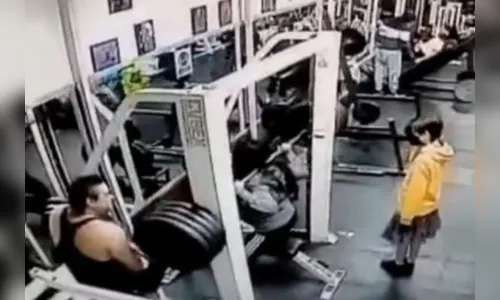 Vídeo: mulher morre esmagada por peso de academia