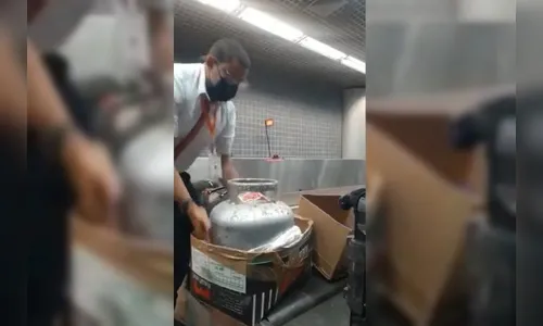 Vídeo: mulher tenta despachar botijão de gás em voo