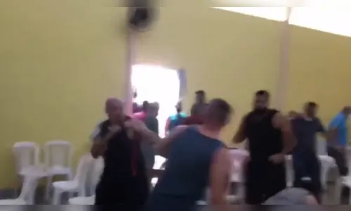 Vídeo: reunião de condomínio de militares termina em confusão