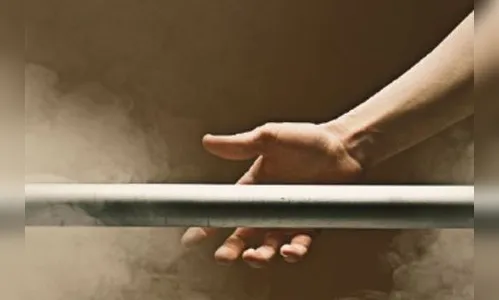 Homem é ameaçado com ferro após negar dinheiro para esposa