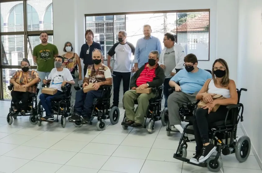 Apucarana faz entrega de cadeiras motorizadas nesta quinta (07)