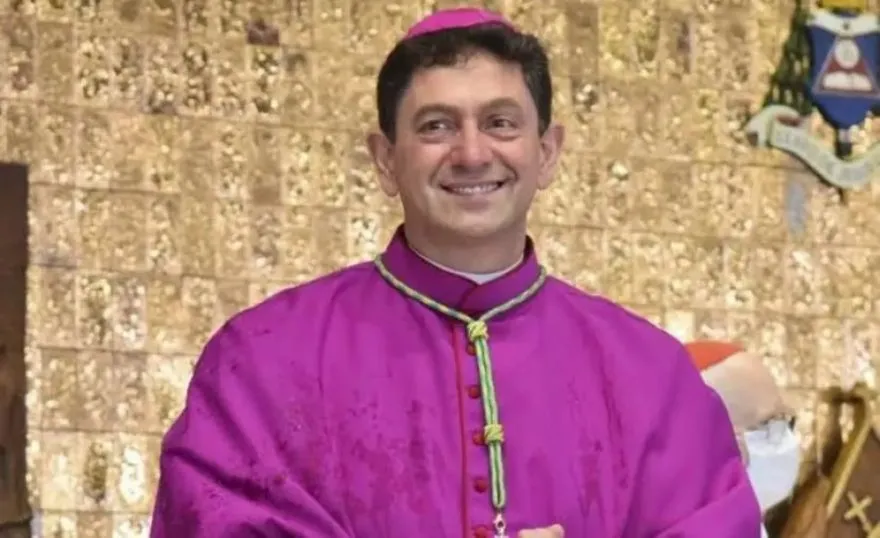 Bispo Adelar Baruffi é internado após desmaiar