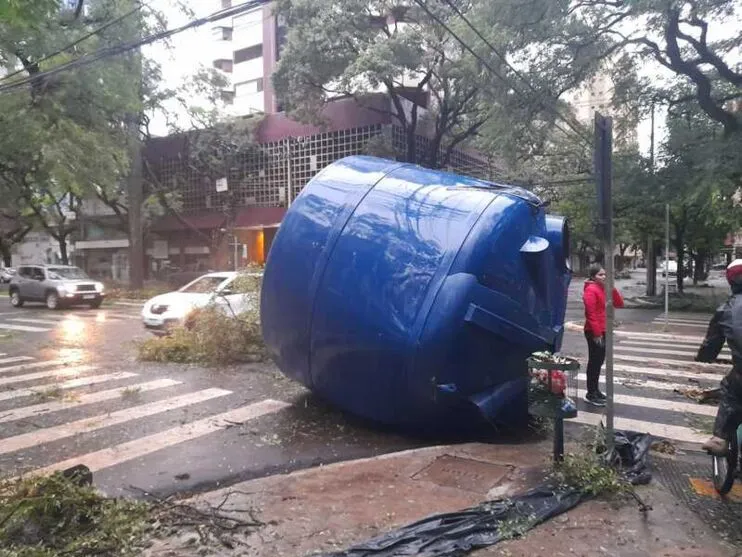 Caixa d'água de prédio cai durante temporal em Maringá