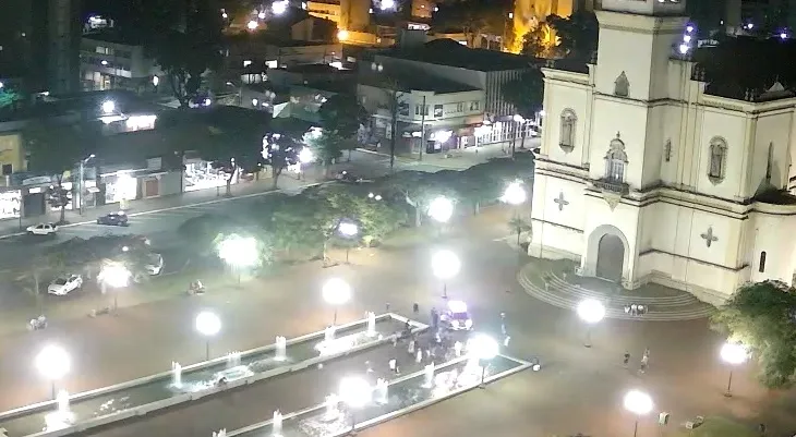 Câmera registra briga na Praça Rui Barbosa de Apucarana
