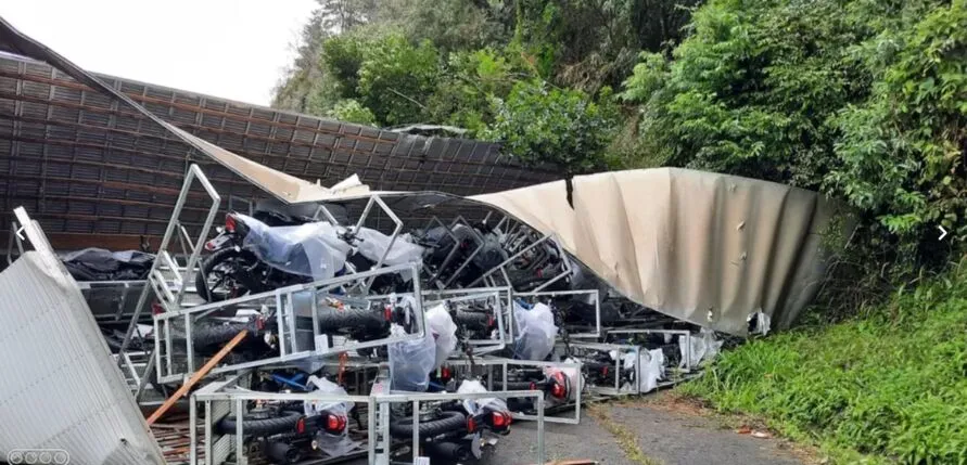 Caminhão bate em barranco e deixa duas pessoas feridas no PR