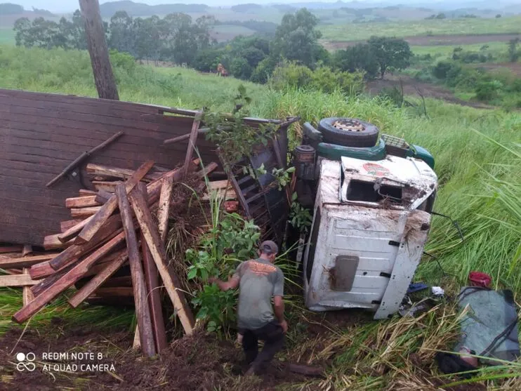 Caminhão cai em ribanceira entre Kaloré e Marumbi