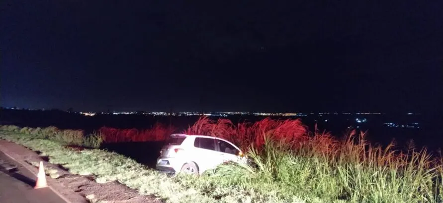 Carro sai da pista e motorista fica ferido em Arapongas