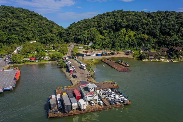 Ferry Boat de Guaratuba opera em velocidade reduzida