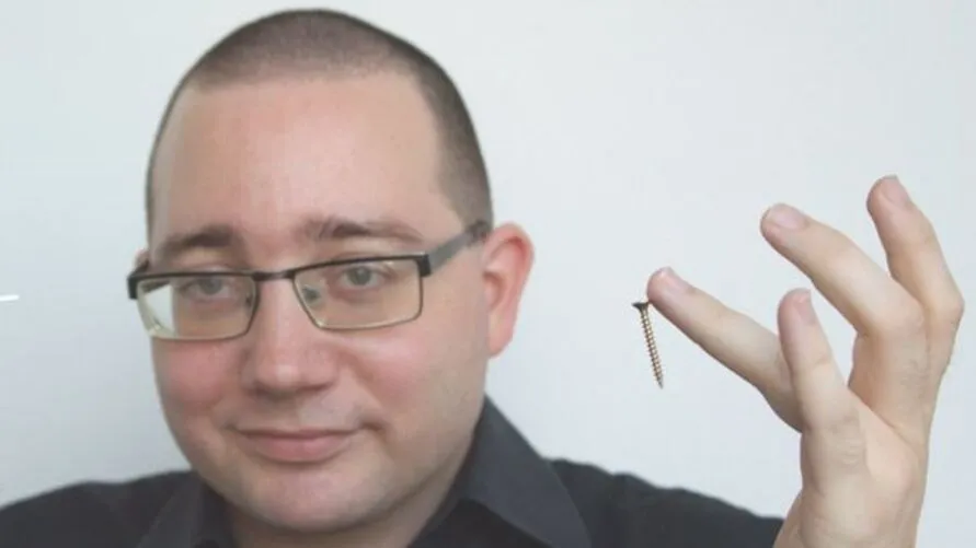 Homem implanta microchip que permite pagamento com a mão